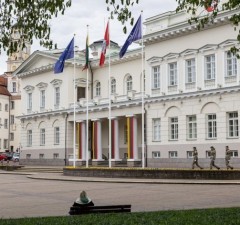 Администрация президента отказалась удалять призыв ждать выборов во дворе дворца