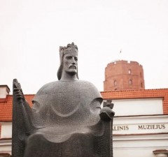 Вандалы осквернили памятник королю Миндаугасу в Вильнюсе