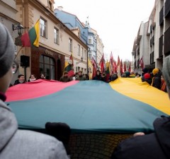 16 февраля: руководители государства призывают беречь государство и радоваться свободе