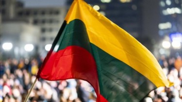 В Клайпеде осквернен флаг Литвы - он обнаружен в контейнере для мусора