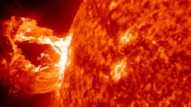 Солнечная буря: темная плазма вырвалась в космос из Солнца и скоро ударит по Земле (видео)