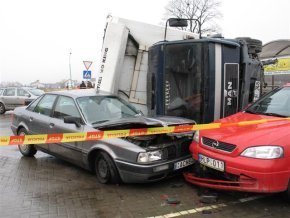 Авария у торгового центра: пострадали 12 автомобилей