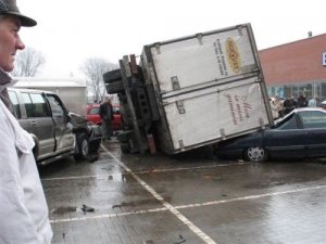 Авария у торгового центра: пострадали 12 автомобилей