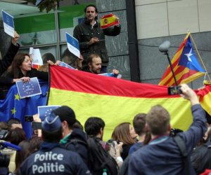 Каталония: К. Пучдемон призвал своих сторонников не прибегать к насилию 