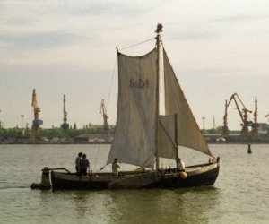 В Куршском заливе затонул куренас: два человека спасены, капитана ищут