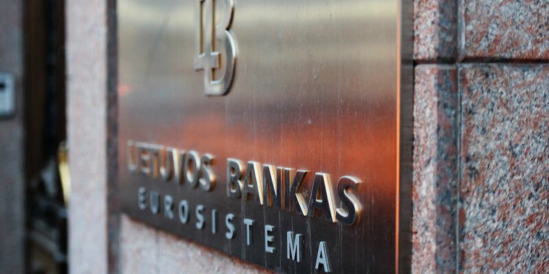 Глава Банка Литвы: преждевременно говорить о снижении процентных ставок