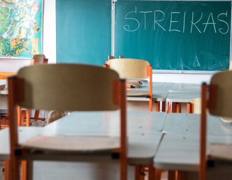 Профсоюз под руководством А. Навицкаса возобновляет забастовку учителей