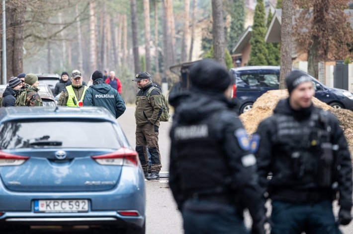 Полиция продолжает работу у дома российского диссидента Волкова в Вильнюсе