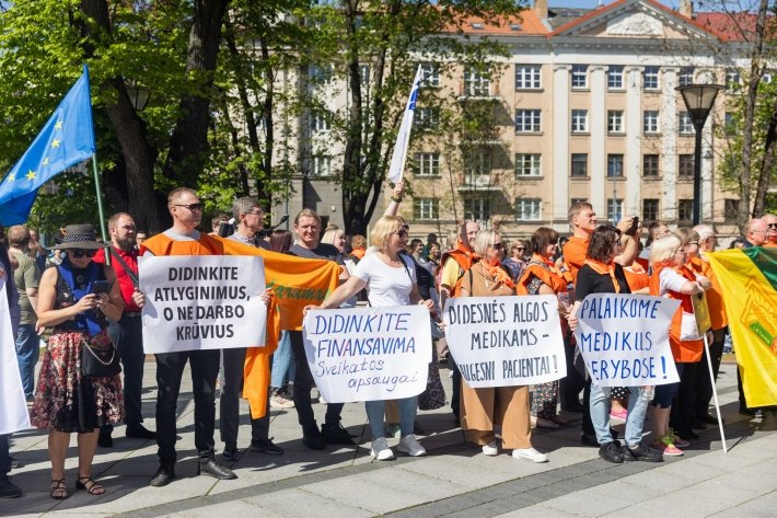 В Вильнюсе около тысячи представителей профсоюзов требуют снижения ограничений на акции протеста