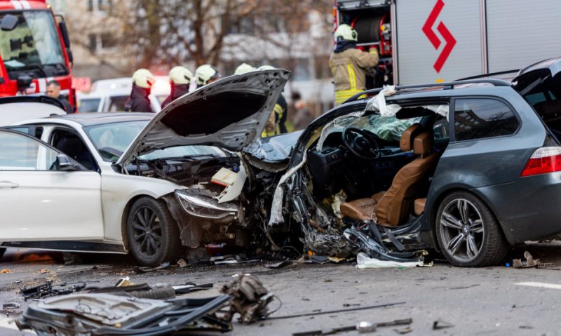 В Вильнюсе столкнулись три автомобиля, пострадали не менее 11 человек